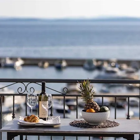 بيت للعطل Seafront House Sunrise بيتريتْشاني